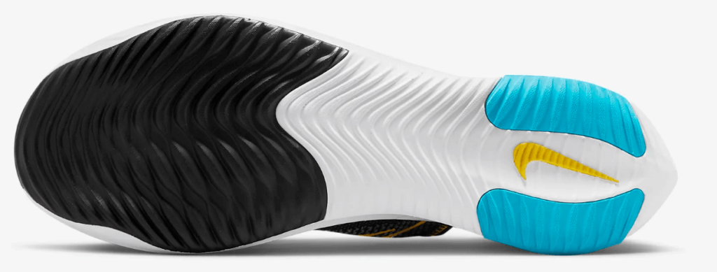 NIKE ZOOM X STREAKFLY: Os tênis de competição com perfil baixo de entressola despertavam interesse entre corredores e triatletas por décadas.