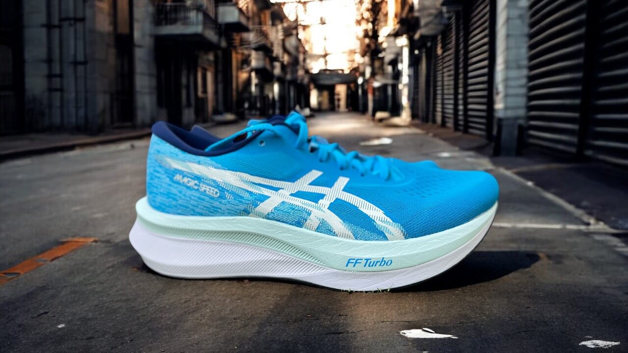 ASICS MAGIC SPEED 4: é a opção para quem quer fazer treinos de velocidade com um modelo com placa de carbono, mas que não seja específico de competição.